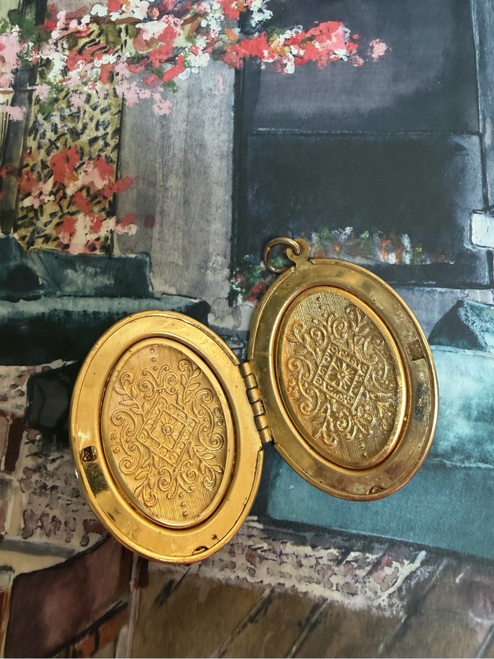 Vintage Gold Oval Picture Locket Pendant